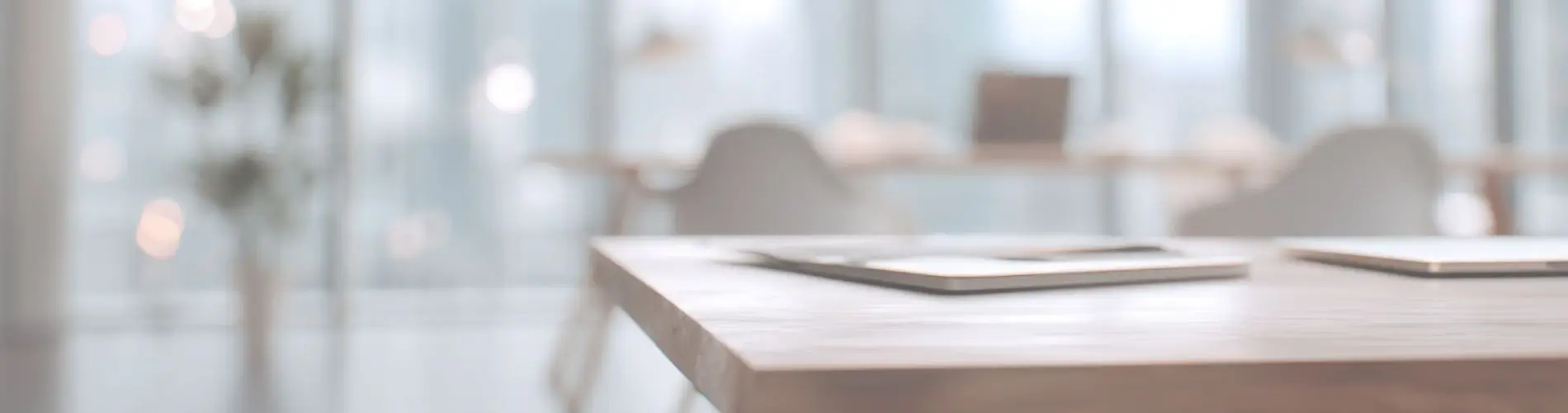 Világos tárgyalóasztal laptopokkal – strukturált üzleti működés